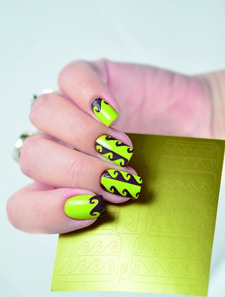 Maschera in vinile per nail art. onde del mare oro